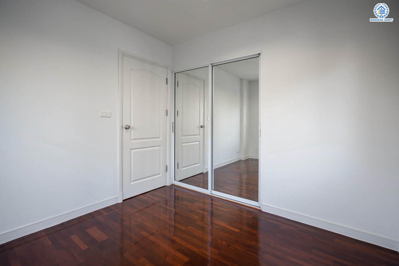 บ้านมือสองตกแต่งใหม่ โครงการ เนเบอร์โฮม วัชรพล เนื้อที่ 51 ตร.ว. ฟังก์ชัน 3 ห้องนอน 2 ห้องน้ำ จอดรถได้ 2 คัน บนทำเลเชื่อมต่อหลายเส้นทาง ทั้ง ถนนสุขาภิบาล5 ถนนสายไหม และถนนรามอินทรา ใกล้ทางด่วน "ฉลองรัช" และรถไฟฟ้าสายสีเขียว "สถานีสายหยุด"